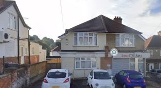 Shop in Totteridge Road, HP13 7LB