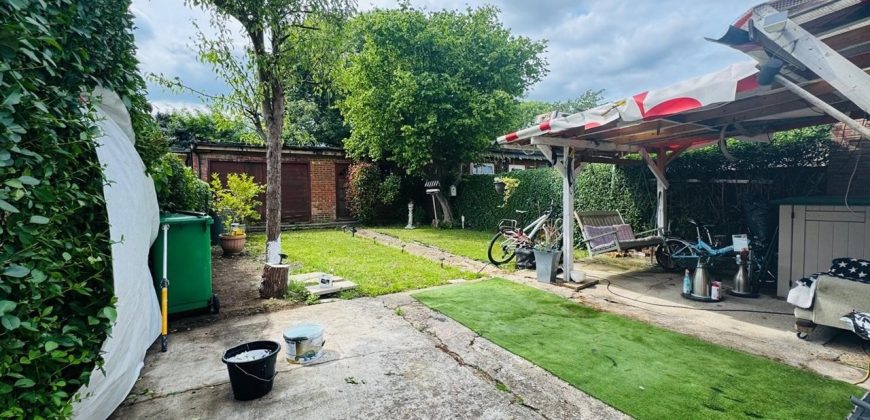 3 Bed Semi-Detached House, Melbourne Avenue, SL1